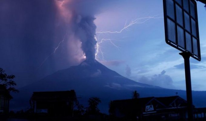 Извержение вулкана (4 фотографии)
