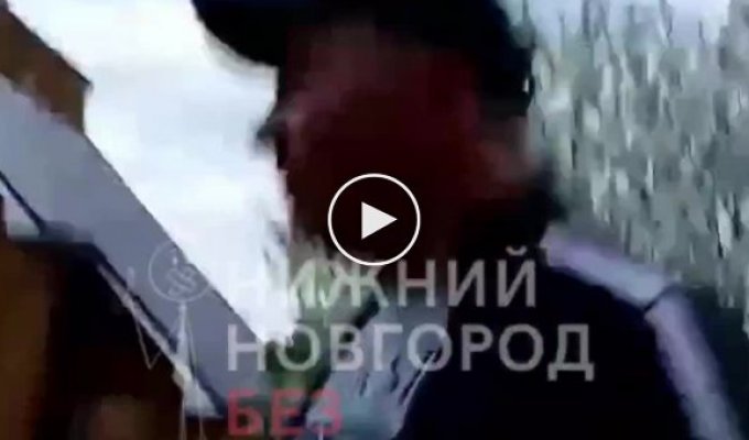 В Нижегородской области мужчина с автоматом перекрыл дорогу и не давал людям проехать