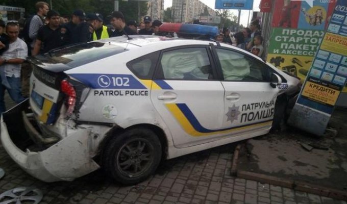  Патрульный автомобиль в Одессе врезался в легковушку и влетел в киоск