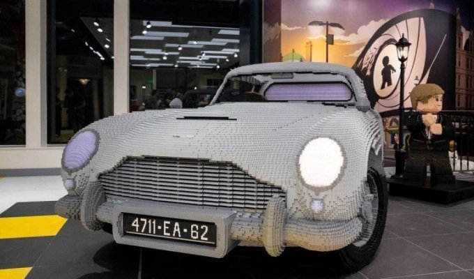 Aston Martin Джеймса Бонда в натуральную величину, сделанный из почти 350 000 деталей Lego (3 фото + 1 видео)