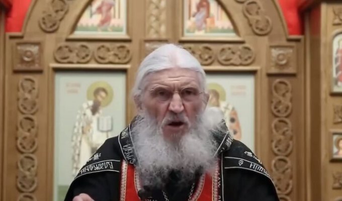Бывший духовник Поклонской захватил женский монастырь и выставил охрану из казаков (5 фото + 1 видео)