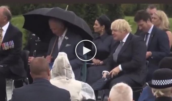 Премьер-министр Великобритании Борис Джонсон не справился с зонтом и насмешил принца Чарльза
