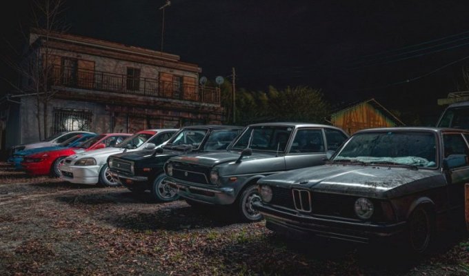 Ночной фоторепортаж с самого безумного автомобильного кладбища Японии (25 фото)