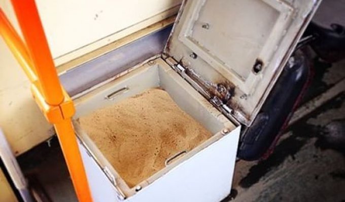 Для чего нужны эти ящики с песком в салоне трамвая? (3 фото)