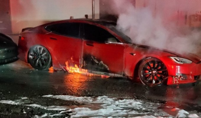 Электрокар Tesla Model S сгорел прямо на парковке сервисного центра (7 фото)