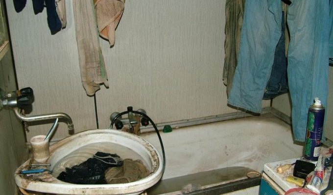  Очередная самая грязная квартира (8 фото)