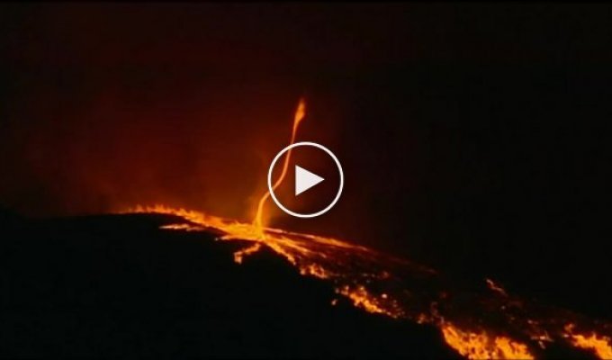 Португальские пожарные сняли редкое природное явление - огненный торнадо