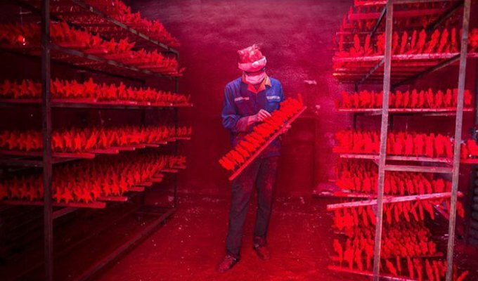 Город Рождества, или Что на самом деле стоит за производством китайских новогодних игрушек (11 фото)