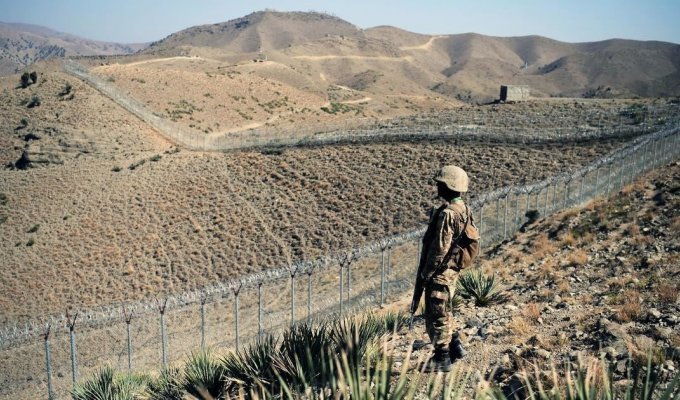 Пакистан отгораживается от Афганистана колючей проволокой и минами (11 фото)