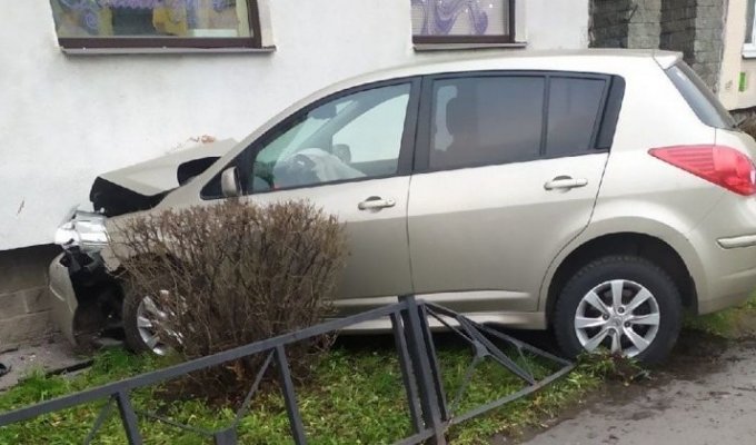 Автомобилистка въехала в стену дома, пытаясь совершить левый поворот (3 фото + 1 видео)