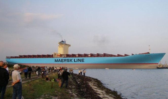 Самый большой контейнеровоз в мире (8 фото)