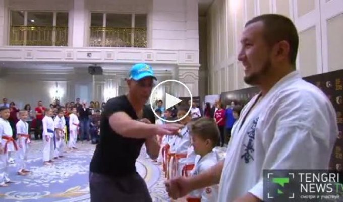 В Алматы юные каратисты отработали удары на актере Жан-Клоде Ван Дамме