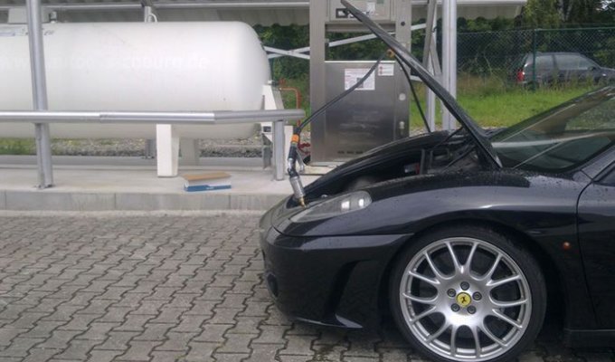 Суперкар Ferrari F430 с газобаллонным оборудованием (2 фото)