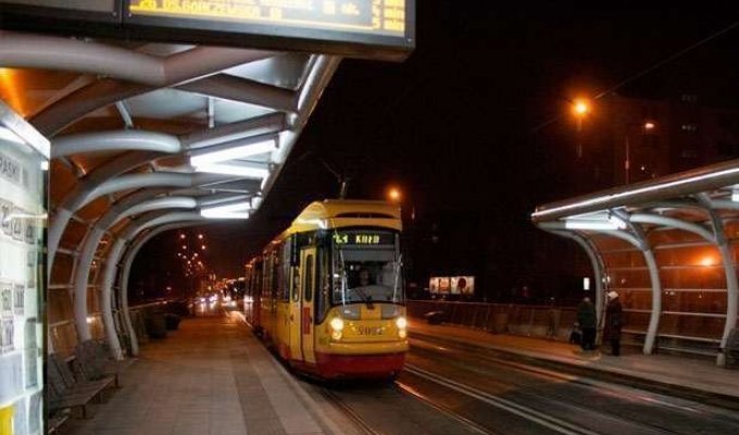 В Польше водитель трамвая отказался ехать, потому что под вагон залез кот (2 фото)