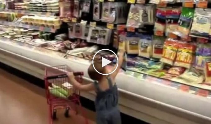 Малыш в супермаркете