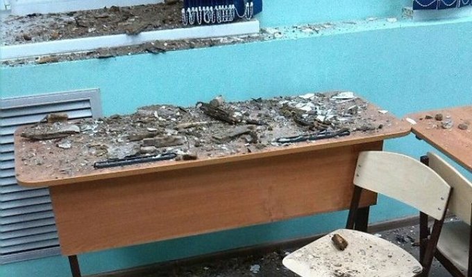 В школе Ростова-на-Дону на учеников рухнул гипсокартонный потолок (2 фото)