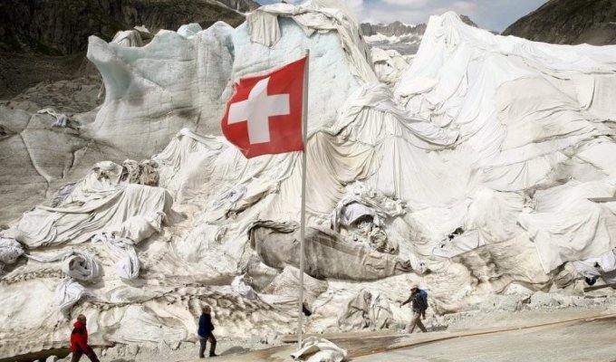 Швейцарцы заворачивают ледники в "одеяла", чтобы они не таяли (5 фото)