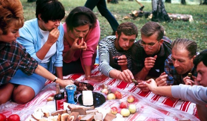 Будни советской молодёжи в цветных фотографиях 1960-х годов (22 фото)