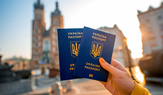 Россиянам дают тюремные сроки, а украинцам - безвиз: Как сети радуются новости дня