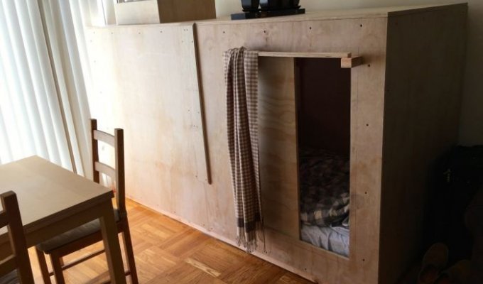 Американец обустроил дополнительное спальное место внутри комода (9 фото)