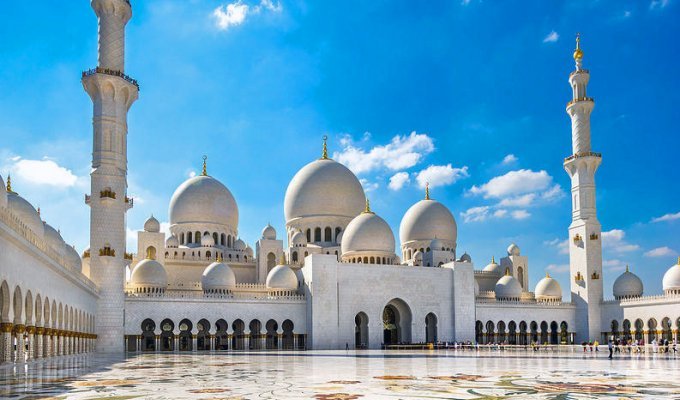 Мечеть Шейха Зайда – главная витрина несметных богатств эмирата Абу-Даби (26 фото)