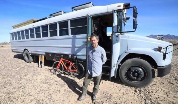 Старый школьный автобус получил вторую жизнь в качестве уютного дома на колесах (8 фото + 1 видео)