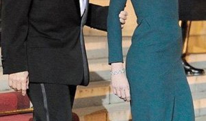 Карла Бруни встретила Медведева в откровенном платье (8 фото)