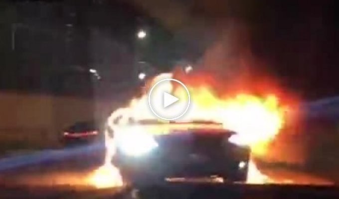 В Новой Москве рядом с метро Прокшино разбилась и сгорела Tesla Model S Plaid