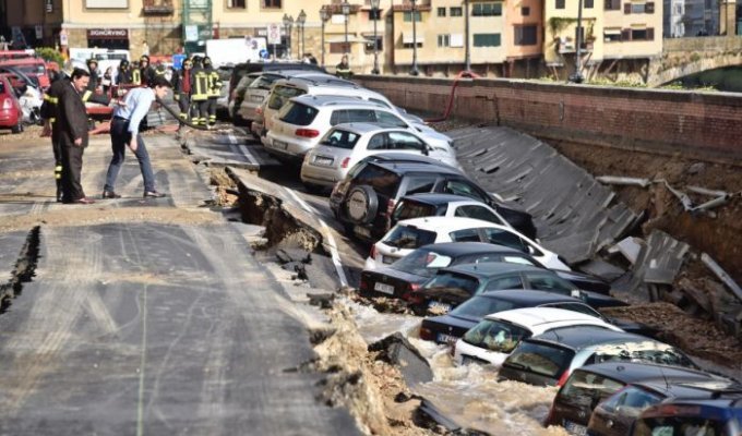 Во Флоренции более 20 автомобилей провалились в реку Арно (7 фото)