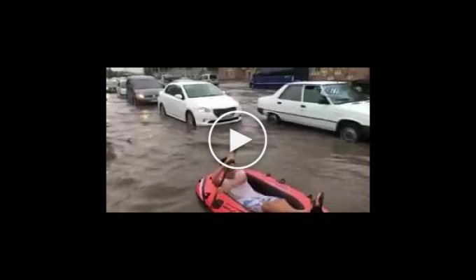 Парень решил покататься на лодке по затопленной Анкаре