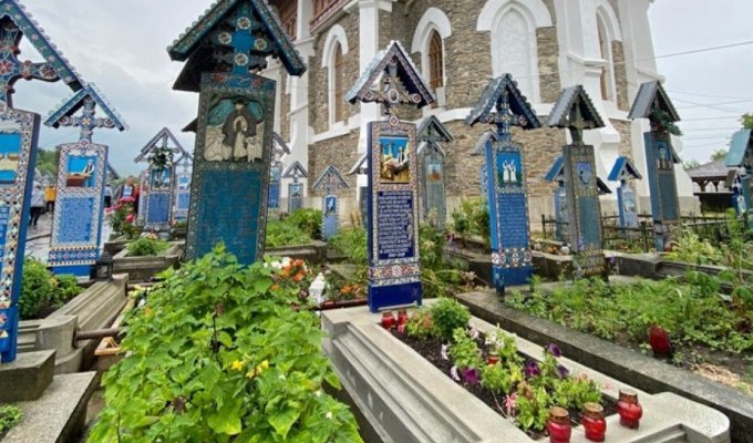 Весёлое кладбище в Румынии (19 фото)