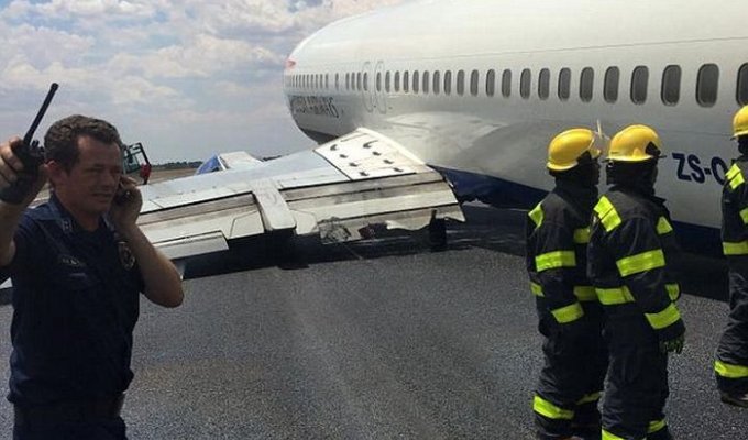 В аэропорту Йоханнесбурга самолет завалился на бок во время посадки (4 фото)