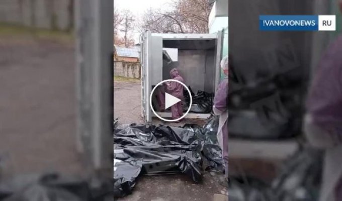 Жители Иванова сняли на видео десятки пакетов с трупами у морга