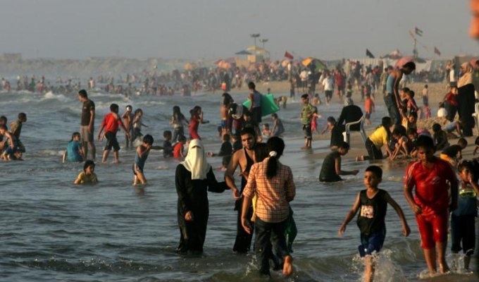 Палестинцы на пляже в Секторе Газа (10 фото)