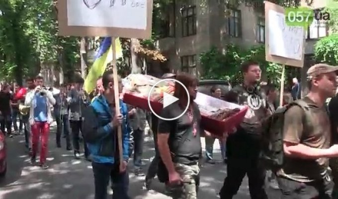 По центру Харькова пронесли гроб с Путиным