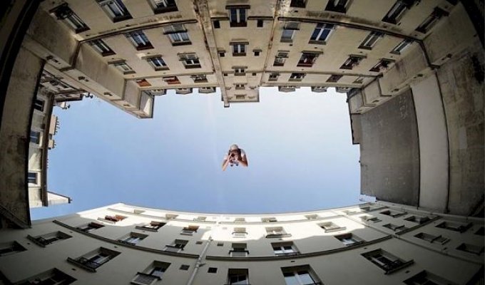 Фотограф направляет камеру вверх и превращает пространство между крышами в целые истории (16 фото)