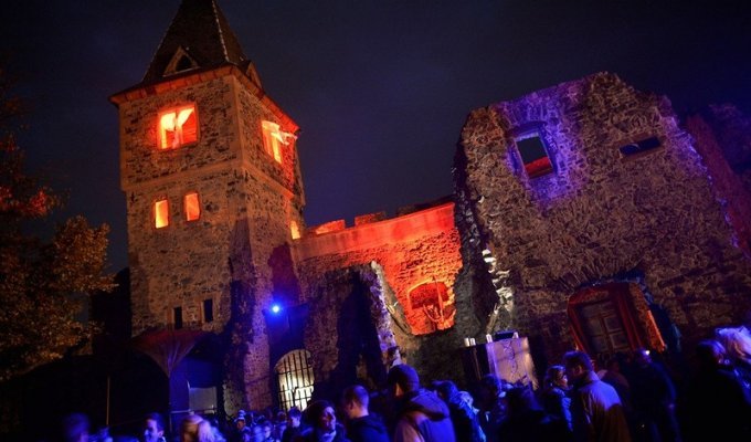 Празднование Хэллоуина в замке Франкенштейн (18 фото)