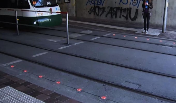 "Лежачие" светофоры для смартфонозависимых пешеходов в Испании (6 фото)
