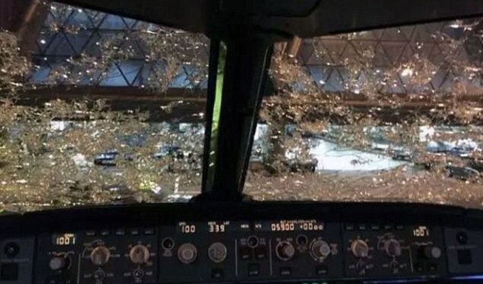 Пассажирский самолет попал под град (5 фото)