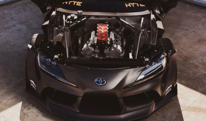Toyota Supra с 750-сильный атмосферным двигателем V10 от Формулы-1 (7 фото + 2 видео)