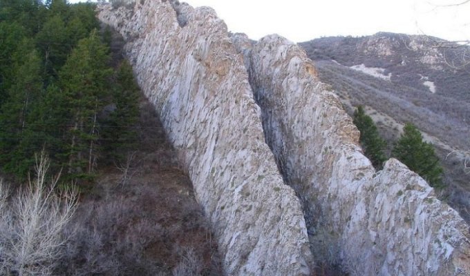 Спуск Дьявола - необычная гора в США (5 фото)