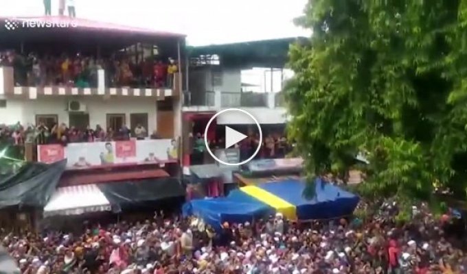 Падение гигантского флагштока на толпу в Индии