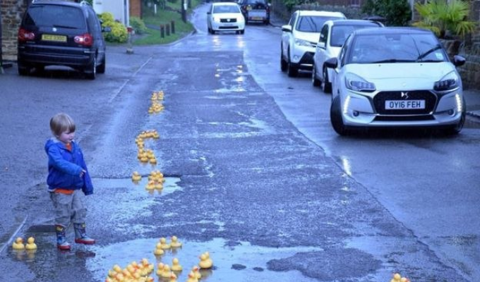 В английском городке Стипл Астон тоже есть ямы на дорогах, и к ним тоже стараются привлечь внимание (3 фото)