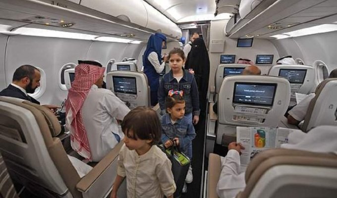 Саудовские авиалинии чуть не оставили за бортом пассажира в шортах (4 фото)