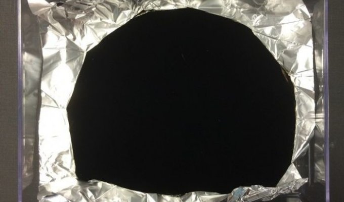 Vantablack — самое черное вещество на планете (1 фото)