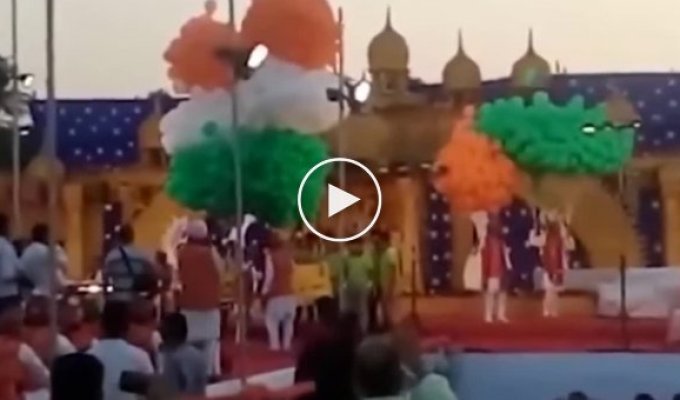 Взрыв воздушных шаров с ацетиленом на празднике в Индии