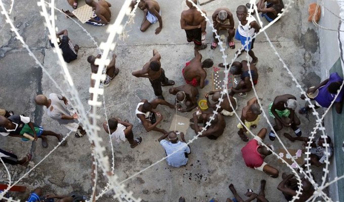 «Если не умрете в этом аду, то сойдете с ума»: внутри гаитянской тюрьмы (18 фото)
