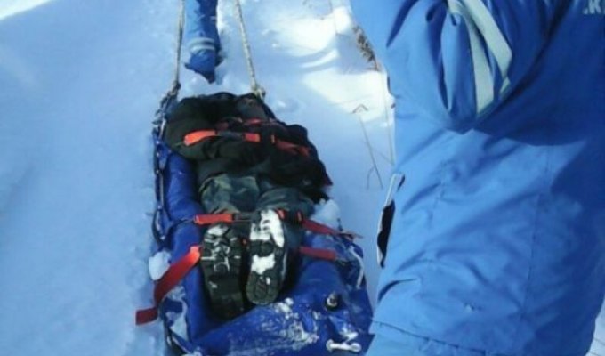 В Республике Коми врачам пришлось тащить пациента в больницу по снегу (3 фото)
