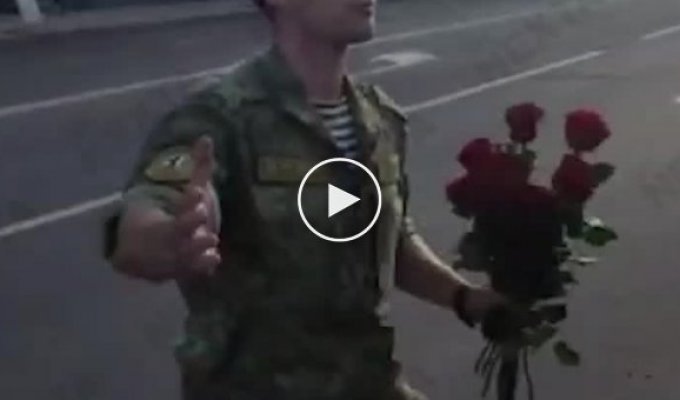 Белорусский военный отказался выступать против народа и раздал цветы женщинам