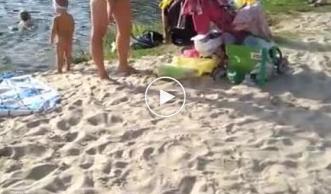 Девушка с ребенком пришла на городской пляж и сделала замечание мусорившей хамской матери (мат)